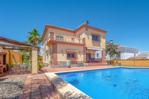  Villa For Sale in Alhaurin El Grande , M�laga